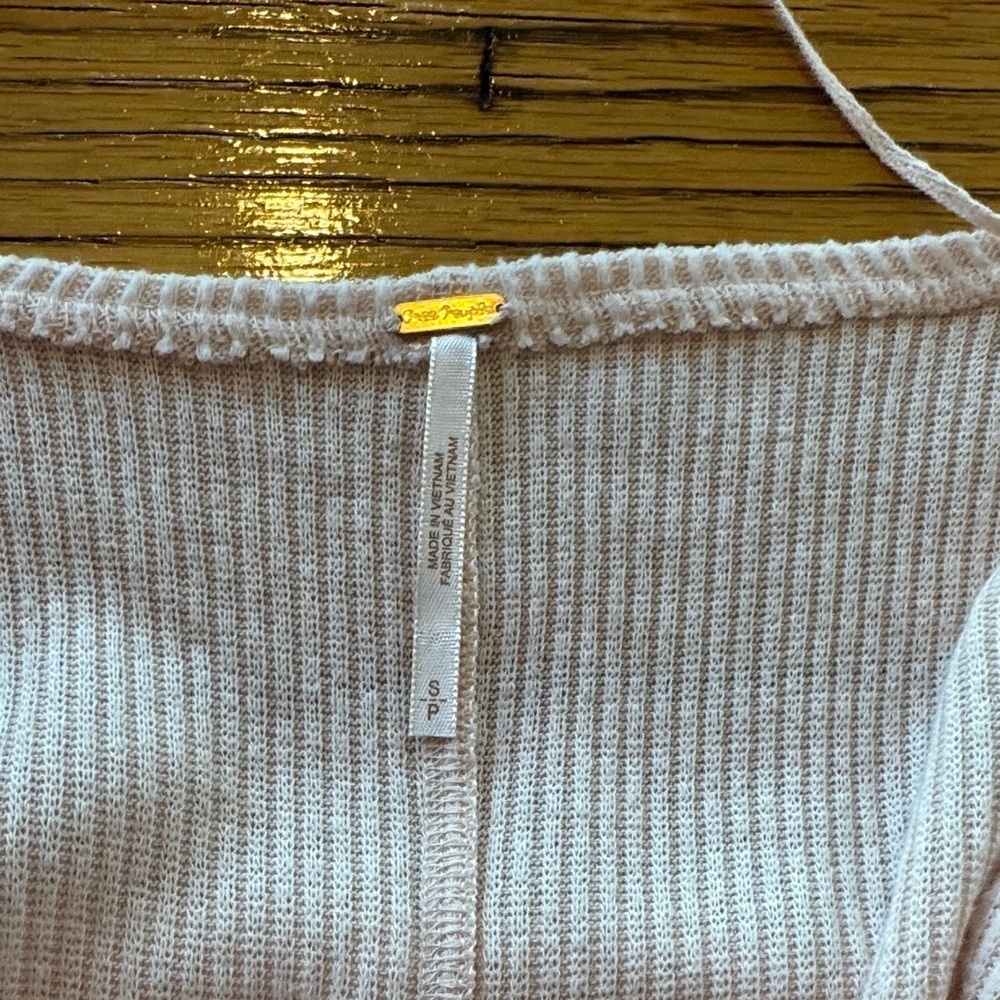 Free People Light Pink V-Neck Sweater size Small - Picture 5 of 5
